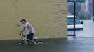 Phillip Roser struggles to pedal his bike in downtown Live Oak, Florida, June 26, 2012. Tropical Storm Debby drifted slowly eastward over Florida's Gulf Coast on Tuesday, threatening to dump more rain on areas already beset by flooding. After stalling in the Gulf of Mexico, the storm was finally moving but was expected to take two more days to finish its wet slog across Florida. REUTERS/Phil Sears (UNITED STATES - Tags: ENVIRONMENT TPX IMAGES OF THE DAY) Published: Čer. 26, 2012, 9:18 odp.