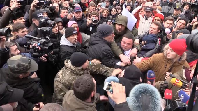 Vášně ovládly demonstraci v Kyjevě. Lidé žádali okamžité vyšetření vraždy právničky Iryny Nozdrovské.