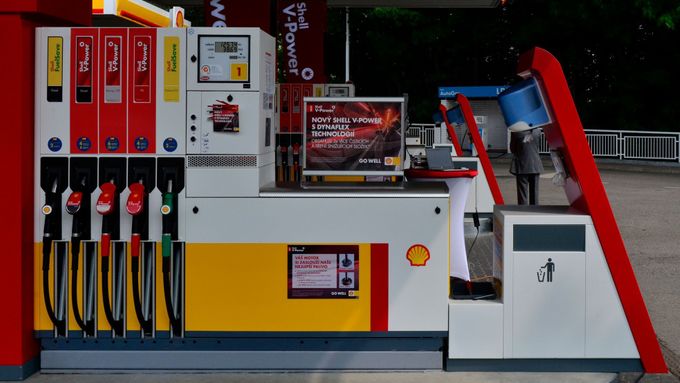 Poslední novinku do sortimentu českých čerpacích stanic přináší Shell. Od června nabízí na svých pumpách aditivovaná paliva s technologií Dynaflex, která má hlavně lépe odstraňovat úsady v motoru