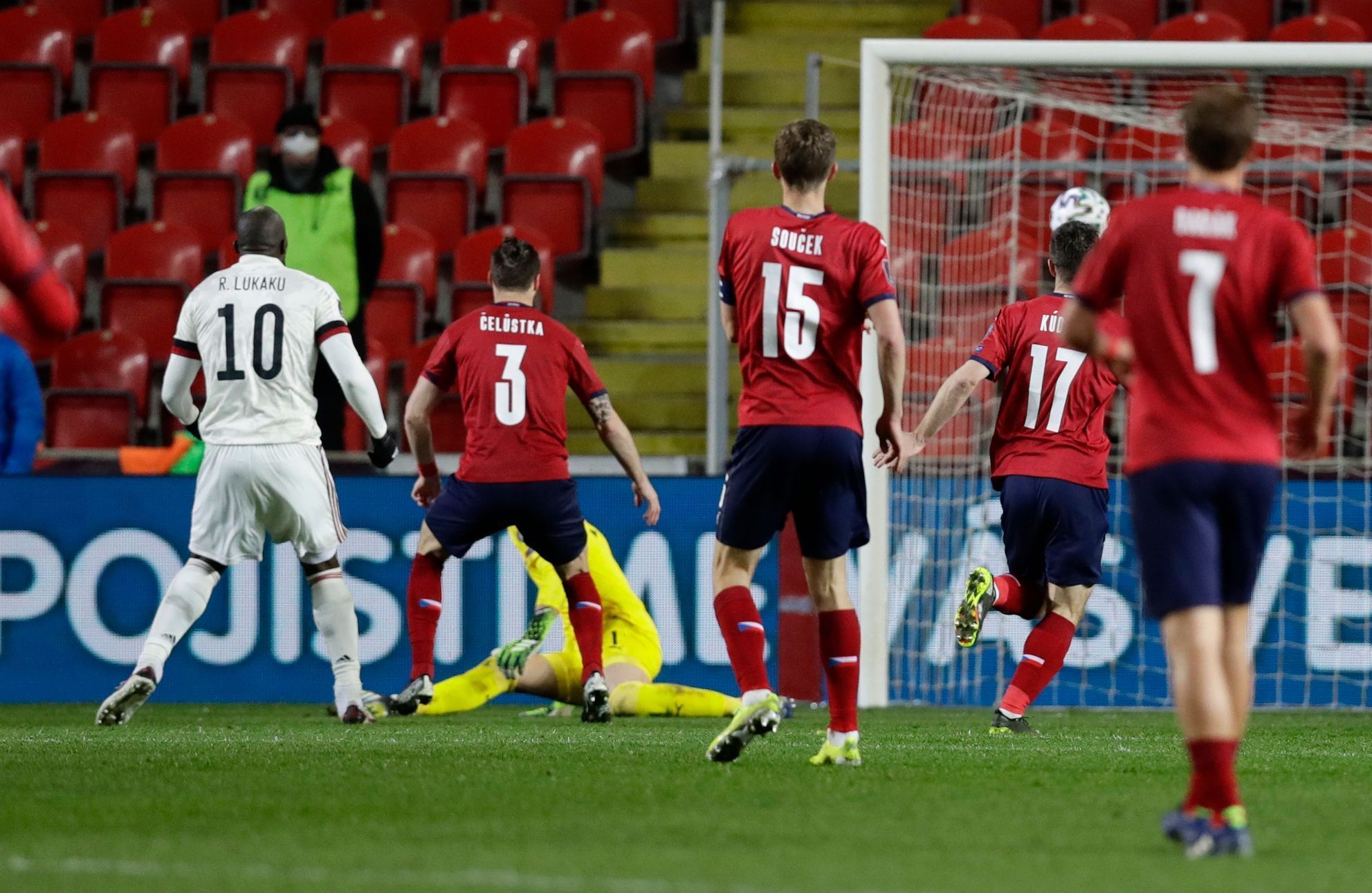Romelu Lukaku dává gól v zápase kvalifikace MS 2022 Česko - Belgie