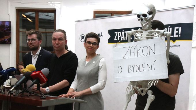Pirátští poslanci Ivan Bartoš, Olga Richterová a Jakub Michálek na tiskové konferenci v dubnu 2025, na které chtěli s pomocí kostry ilustrovat "vykostění" zákonů.