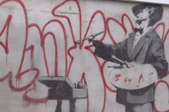 V Londýně odhalili Banksyho graffiti z roku 2008. Schovávalo se pod stavebním lešením