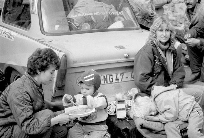 Situace uvnitř a vně velvyslanectví SRN, kde stovky uprchlíků z Východního Německa hledalo azyl, ve snaze se dostat mimo železnou oponu. Praha 1989.