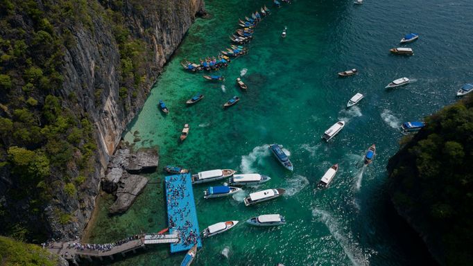 Thajská zátoka Maya Bay, kde turisté pozorují žraloky černoploutvé.