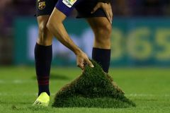 Co tohle bylo? Ostuda, trávník vypadal spíš jako pláž, stěžuje si Barcelona po výhře
