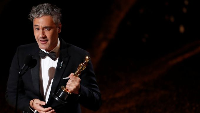 Taika Waititi letos získal Oscara za scénář podle předlohy k filmu Králíček Jojo.