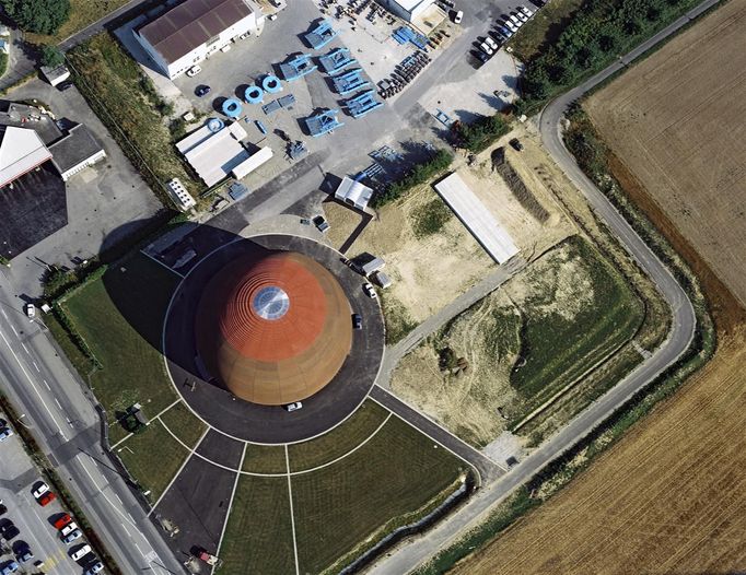 CERN, největší laboratoř částicové fyziky na světě, slaví 70 let od svého založení 29. září 1954. Pokračuje v odhalování tajemství vesmíru.