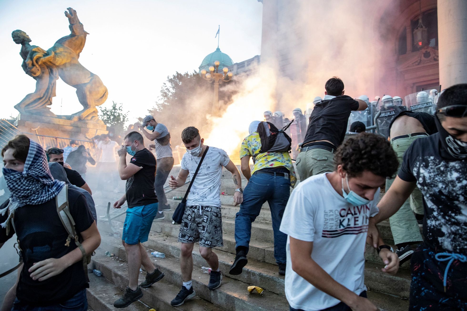 Protivládní demonstrace v Bělehradě v Srbsku během epidemie koronaviru.
