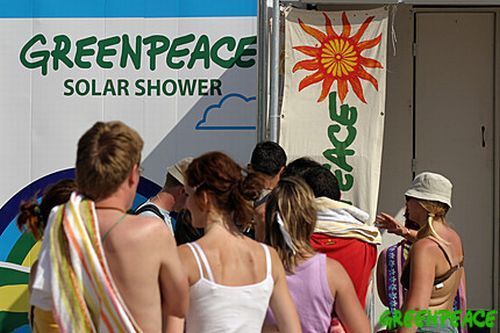 Solární sprchy Greenpeace