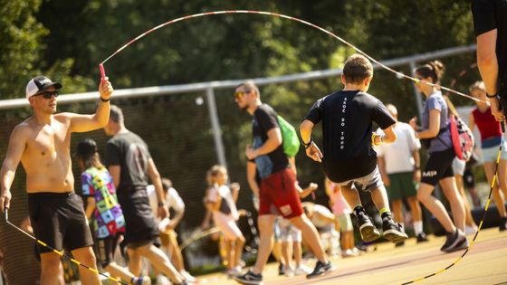 Brutální nátřesk na capoeiru i fronta na Krpálka. V Pardubicích děti zastrkují mobily