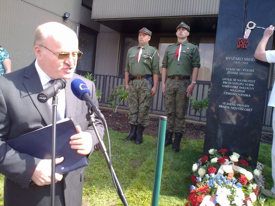 Obelisk věnovaný památce Poláka Ryszarda Siwiece