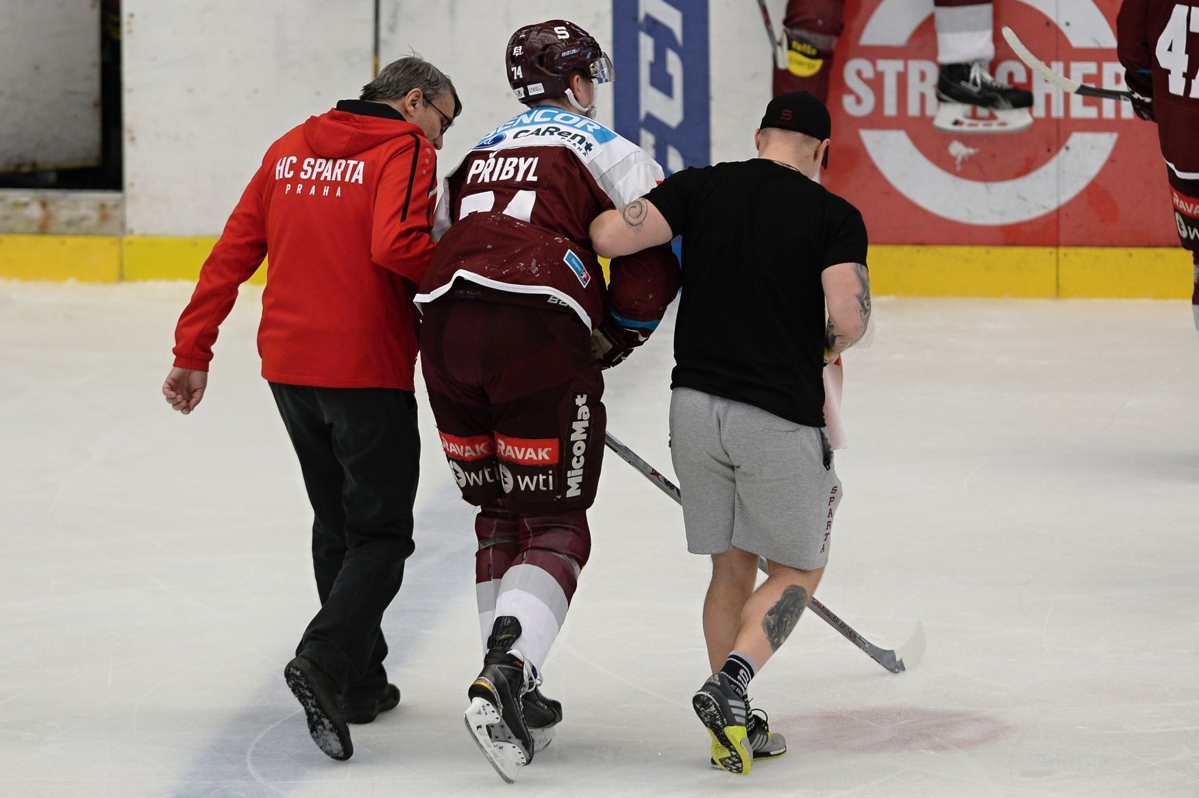 Zraněný útočník hokejové Sparty Daniel Přibyl