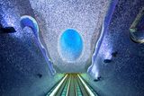 Toledo (Neapol, Itálie). Jedna z nejhlubších stanic v Neapoli (až 50 metrů pod povrchem) byla otevřena v roce 2012 a tématem jejího designu je světlo a voda. Instalace "Světelné panely" Roberta Wilsona, amerického režiséra a výtvarníka, osvětlují koridor stanice daleko do podzemí. Toledo je součástí městské sítě takzvaných Uměleckých stanic metra.
