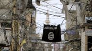 Leden – Vyvěšená vlajka teroristické organizace Islámský stát v palestinském uprchlickém táboře v Libanonu.