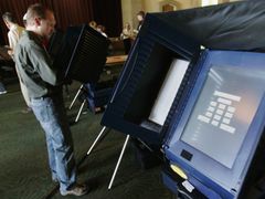 Dotyková obrazovka obalená plentou. Tak vypadá volební místnost v Coloradu.