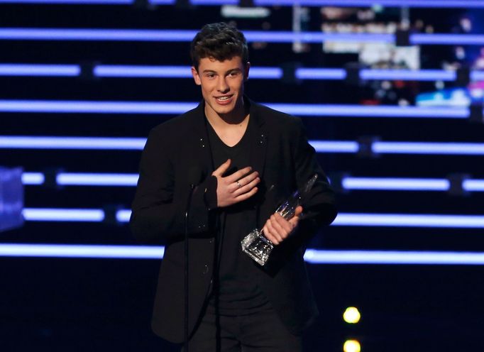 Shawn Mendes accepts the award for favorite breakout artist at the People's Choice Awards 2016 in Los Angeles