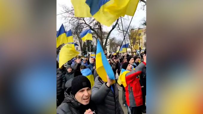 Desítky obyvatel se v Chersonu postavily ruským vojákům, kteří v ulicích začali bít jednoho z ukrajinských protestujících.