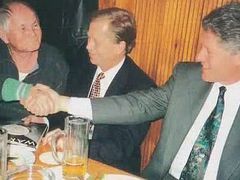 Havel, Hrabal a Clinton U Tygra 11. ledna 1994.