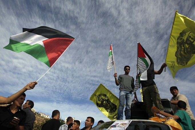 Palestinci na hraničním přechodu Beituniya poblíž Ramalláhu, až Izraelci propustí vězně.