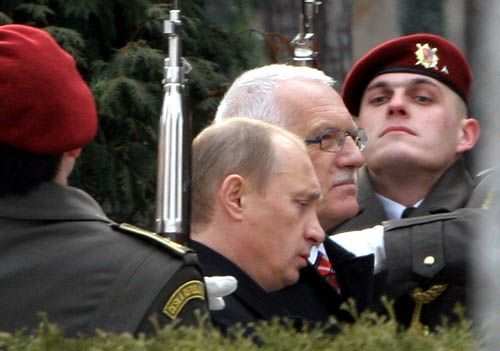 Prezident Vladimír Putin a Václav Klaus na Olšanských hřbitovech