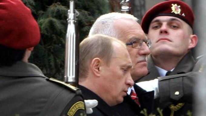 Dohoda o zrušení smlouvy měla být uzavřena při dubnové návštěvě prezidenta Klause v Moskvě. Nestalo se tak kvůli nepřipravenosti ruské strany. (Snímek je z předchozí návštěvy prezidenta Putina v Praze)