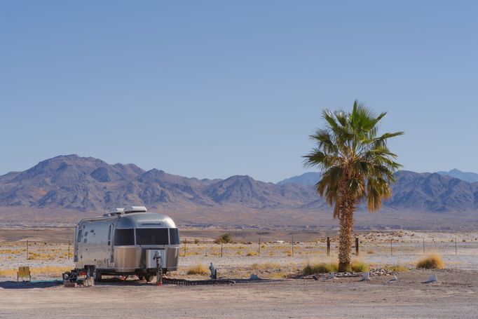 Na snímku z loňského roku je obytný vůz značky Airstream zaparkovaný na jihu Kalifornie.