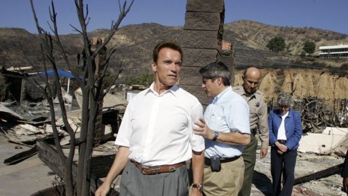 Arnold Schwarzenegger na prohlídce částí Kalifornie, zničených nedávnými požáry.