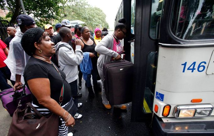 Obyvatelé Far Rockaway v New Yorku během evakuace.