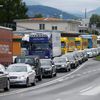 Kolona vozidel po zavedení hraničních kontrol mezi rakouským Salcburkem a německým Freilassingem.