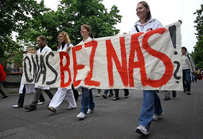 Proti zdravotním reformám ministerstva zdravotnictví neprotestují pouze odbory, do ulic vyšli také studenti a profesoři lékařských fakult.