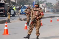 Ozbrojenci zastřelili dva pákistánské vojáky, k útoku se přihlásil Taliban