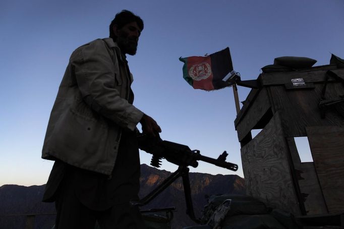 A member of the Afghan Security Group, a local militia force, carries a weapon at Observation Post Mustang in Afghanistan's Kunar Province June 5, 2012. REUTERS/Tim Wimborne (AFGHANISTAN - Tags: CIVIL UNREST CONFLICT MILITARY) Published: Čer. 5, 2012, 2:59 odp.