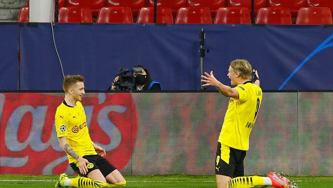 Erling Braut Haaland a Marco Reus slaví branku