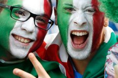 V Paříži se při duelu Itálie s Německem poprali britští fanoušci