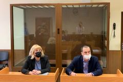 Navalnyj zhubl, váží 72 kilo. Kritik Kremlu se poprvé od hladovky objevil u soudu