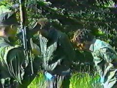 Amatérský videozáznam z roku 1995, na němž jeden ze členů elitní jednotky srbského ministerstva vnitra nazvané Scorpioni (vlevo) střeží mladé muslimy ze Srebrenice.