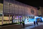 Budova, kterou si Chery ve svém domovském městě Wu-chu na představení nové automobilky Lepas pronajalo, je ve skutečnosti obrovská minimálně dvoupatrová hala s prezentačním sálem pro několik stovek lidí.