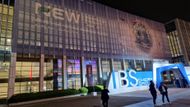 Budova, kterou si Chery ve svém domovském městě Wu-chu na představení nové automobilky Lepas pronajalo, je ve skutečnosti obrovská minimálně dvoupatrová hala s prezentačním sálem pro několik stovek lidí.