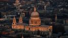 ATTENTION EDITORS - EMBARGOED FOR PUBLICATION TO 00:01 GMT JANUARY 11, 2013 St Paul's cathedral is lit by the early morning sun in an aerial view taken from The View gallery at the Shard, western Europe's tallest building, in London January 8, 2013. The View, the public viewing deck accessible by high speed elevators on the 309 metre (1013 feet) Shard building, opens on February 1. Picture taken January 8, 2013. REUTERS/Stefan Wermuth (BRITAIN - Tags: TRAVEL CITYSCAPE) TEMPLATE OUT Published: Led. 10, 2013, 12:05 odp.