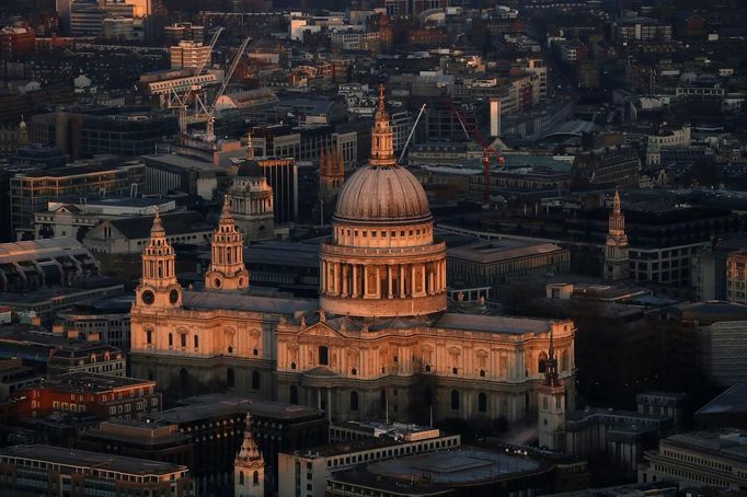 ATTENTION EDITORS - EMBARGOED FOR PUBLICATION TO 00:01 GMT JANUARY 11, 2013 St Paul's cathedral is lit by the early morning sun in an aerial view taken from The View gallery at the Shard, western Europe's tallest building, in London January 8, 2013. The View, the public viewing deck accessible by high speed elevators on the 309 metre (1013 feet) Shard building, opens on February 1. Picture taken January 8, 2013. REUTERS/Stefan Wermuth (BRITAIN - Tags: TRAVEL CITYSCAPE) TEMPLATE OUT Published: Led. 10, 2013, 12:05 odp.