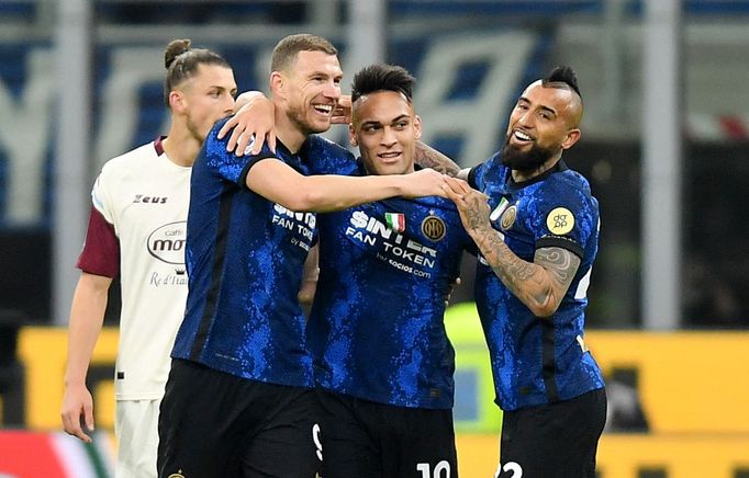 Edin Džeko (vlevo) a jeho hvězdní parťáci Lautaro Martinez a Arturo Vidal