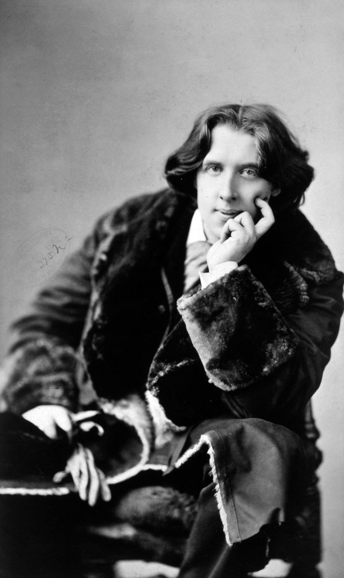 Oscar Wilde na fotografii Napoleona Saronyho, cca 1882.