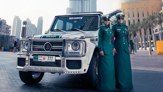 V Dubaji se to policejními superstroji jen hemží. Tohle je Mercedes-Benz třídy G od Brabusu.