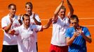 Čeští tenisté slaví postup do finále Davis Cupu 2012 po utkání Tomáše Berdycha s Atgentincem Carlosem Berlocqem.