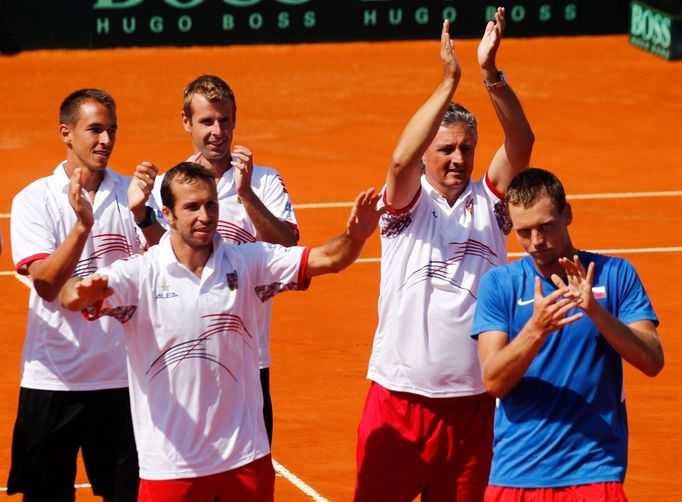 Čeští tenisté slaví postup do finále Davis Cupu 2012 po utkání Tomáše Berdycha s Atgentincem Carlosem Berlocqem.