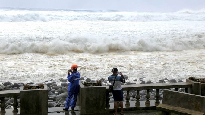 Lidé sledují, jak silné vlny bičují pobřeží v provincii Batanes na severu Filipín, když oblast zasáhl tajfun Ragasa, 21. září 2025.