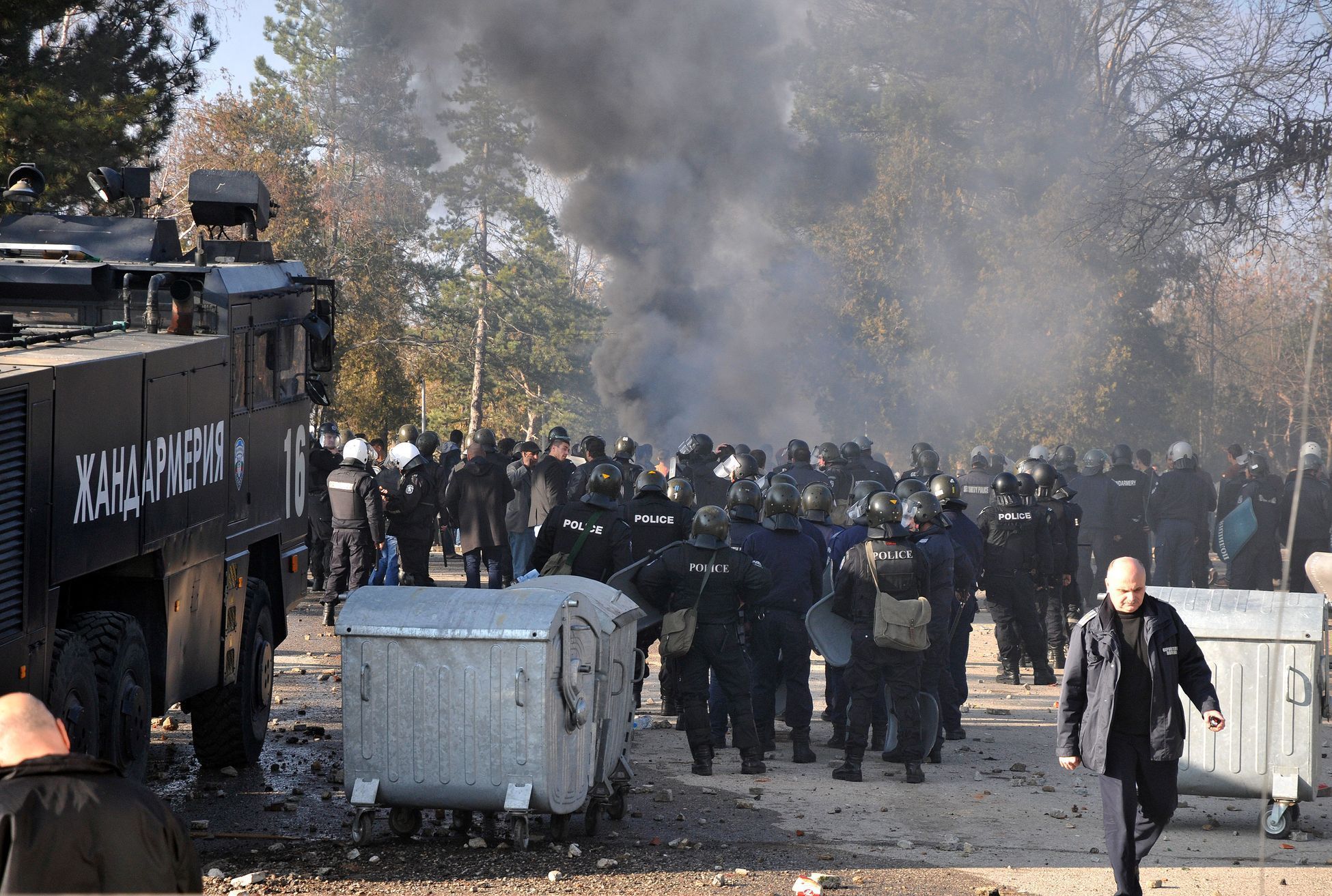 Policisté v přijímacím táboře v Bulharsku