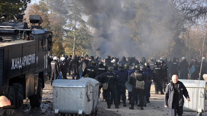 Policisté v přijímacím táboře ve městě Charmanli na jihu Bulharska.