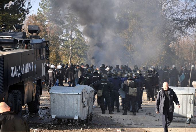 Policisté v přijímacím táboře ve městě Charmanli na jihu Bulharska.