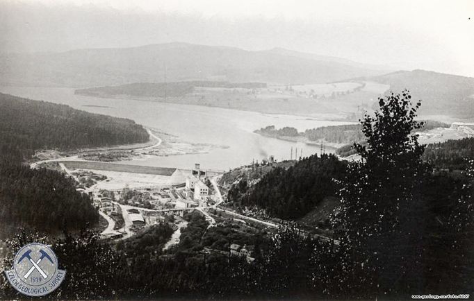 Pohled na vodní dílo Lipno ze hřebenu Loučovické hory. Snímek z roku 1959.